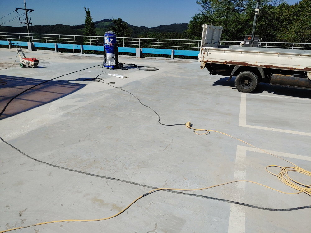 현장에서 공사 작업이 진행 중인 모습입니다. (시작, 반신반의했어요) · 자연광이 어우러져 콘크리트의 고급스러운 질감이 드러납니다.